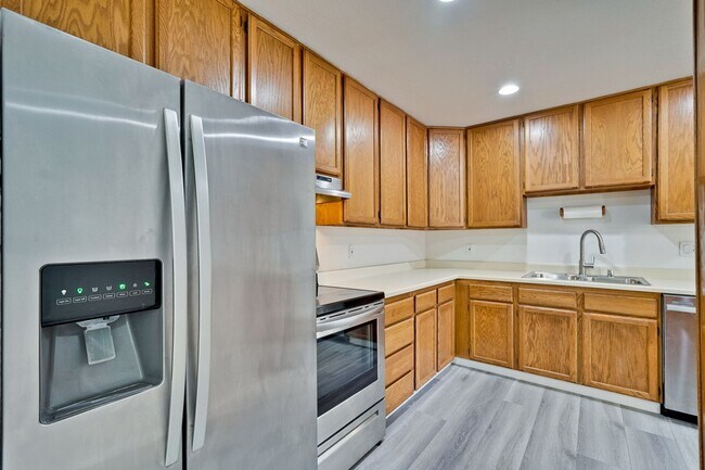 Building Photo - 2 bed 2 bath condo