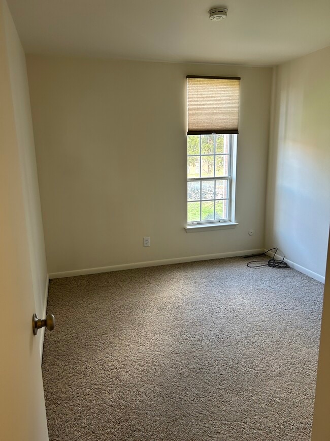 Building Photo - 4 Village Pointe Ln