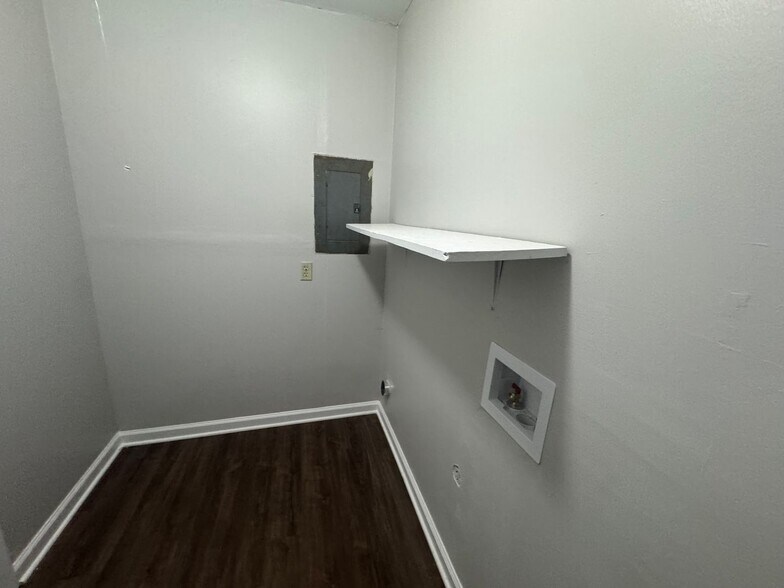 Building Photo - 5021 Appleville St