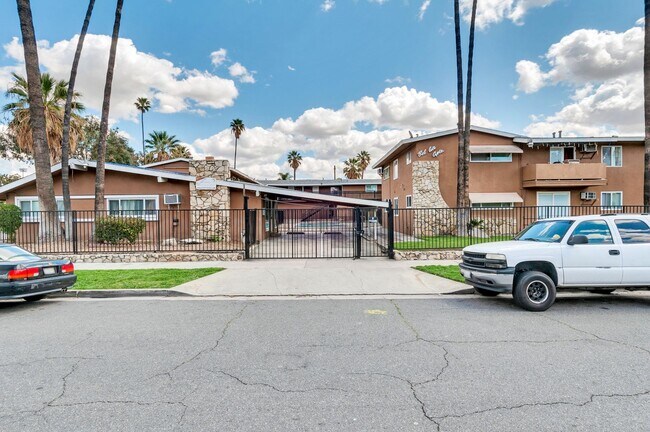 Building Photo - MOVE IN SPECIAL- Downstairs 2 bedroom +1 bath, patio. AVAILABLE NOW!!