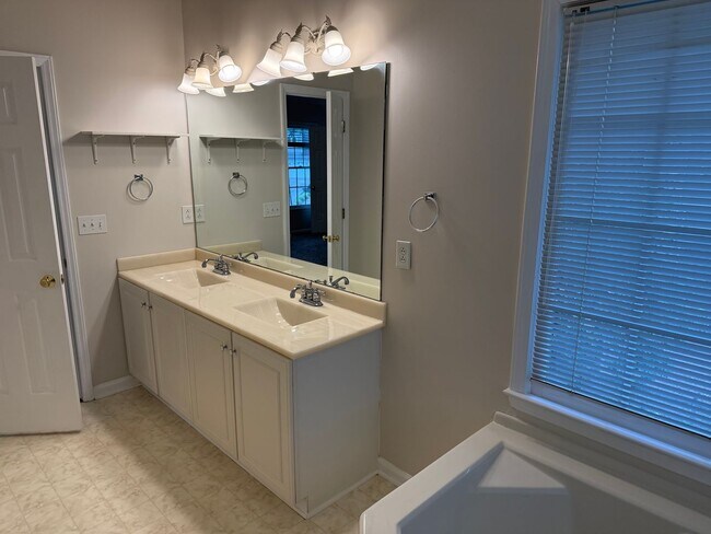 Building Photo - 4911 Brompton Ln