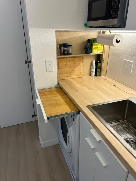 Building Photo - 3440 SW Falcon St