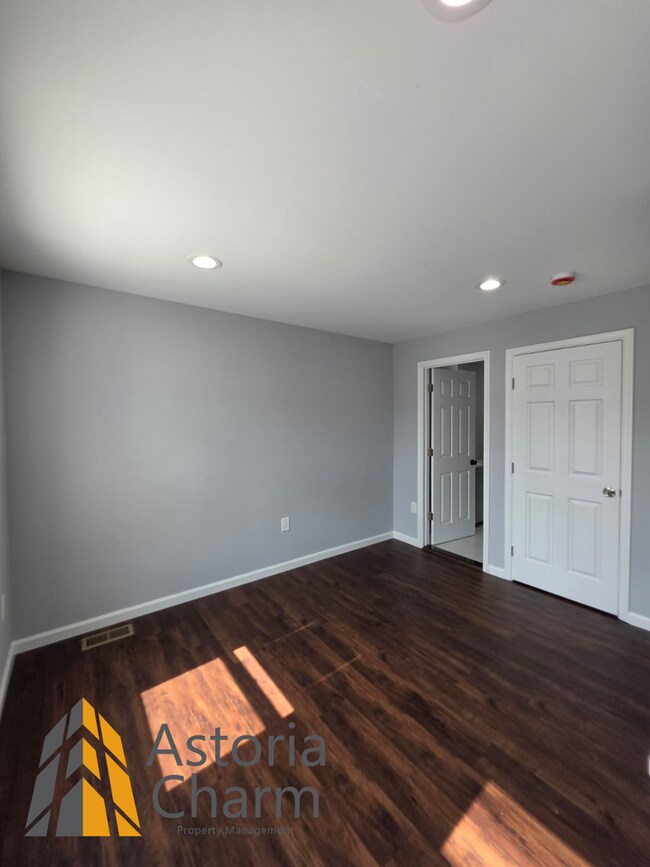 Building Photo - Renovated 2 Bedroom + Den, 3 Bath Home with Ensuites, Finished Basement and Stainless Appliances