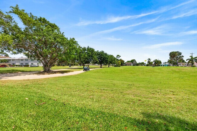Building Photo - Furnished or unfurnished 2 bedroom Condo Overlooking Golf Course