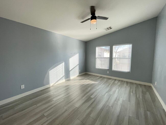 Building Photo - Cute 2 bed 2 bath townhouse with 1 car garage and washer and dryer in unit