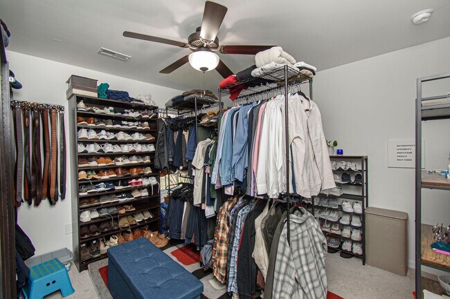 Building Photo - Spacious Home with Hot Tub, Fenced Yard an...