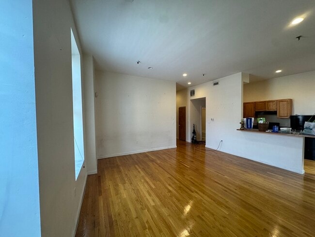 Primary Photo - 176 W Springfield St