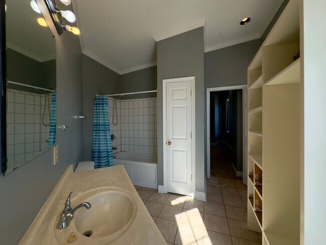 Building Photo - Charming 2Bed/2.5Bath in Washington Vilage - Extra Space in the Basement