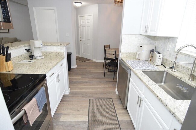 Building Photo - 8754 Mallard Reserve Dr