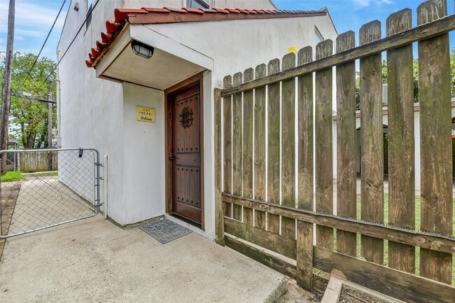 Building Photo - 123 The Strand