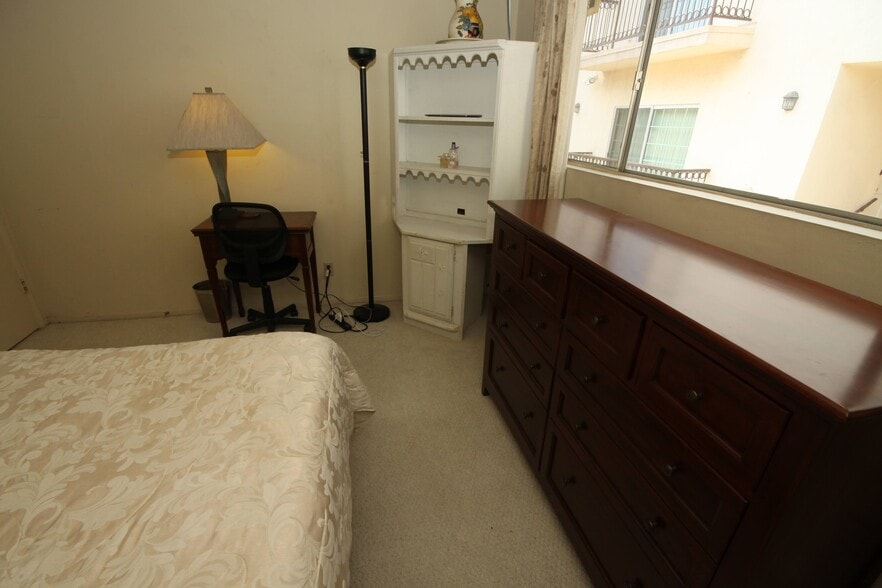 Middle BedRoom - 11061 Missouri Ave