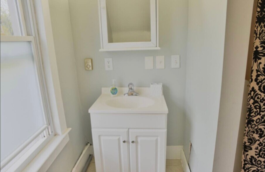 Bathroom 2 - 212 Circular St