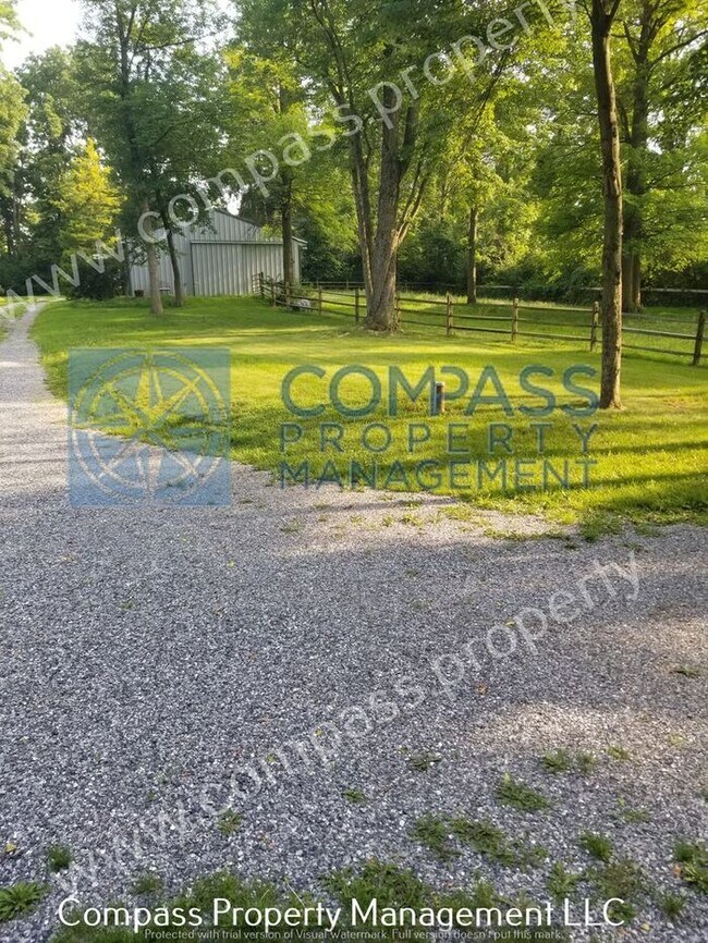 Building Photo - $2495 - 3 Bed Farm House on a Large Peacef...