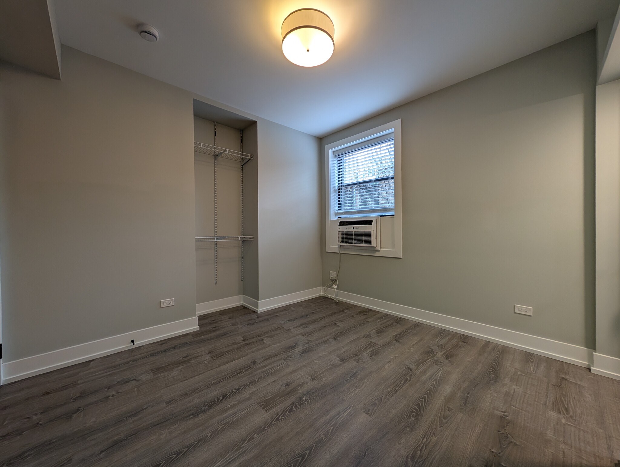 Building Photo - 515 W Belmont Ave