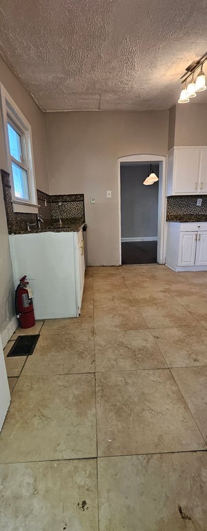 Building Photo - Large house with a nice layout welcome Home