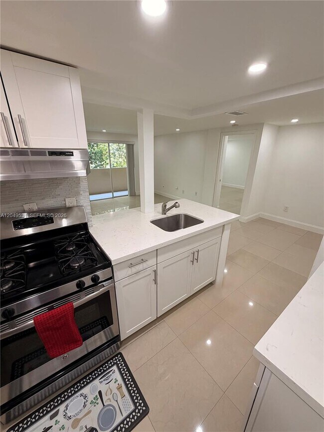 Building Photo - 2201 Brickell Ave