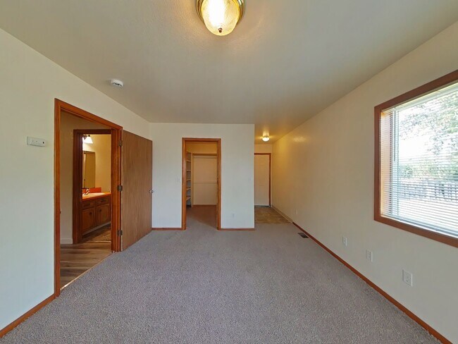 Building Photo - Charming 4 Bedroom House ~ Albany
