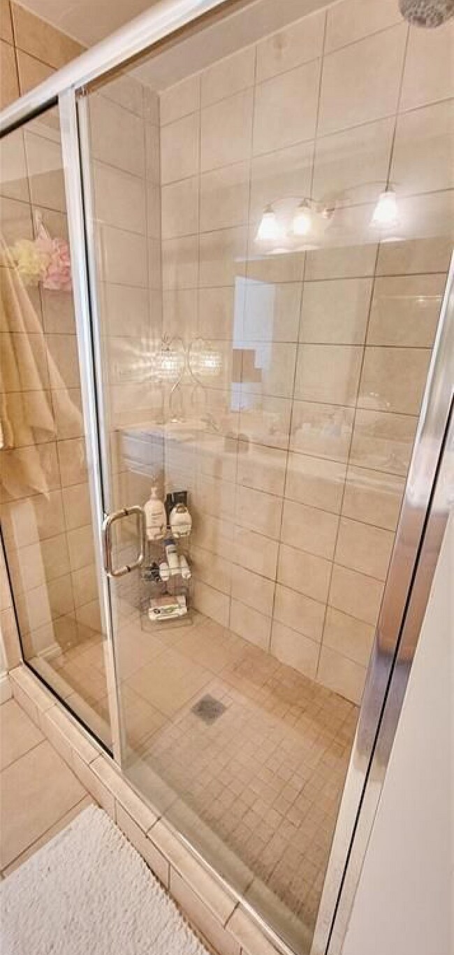 Beautiful tile shower - 123 College Pl