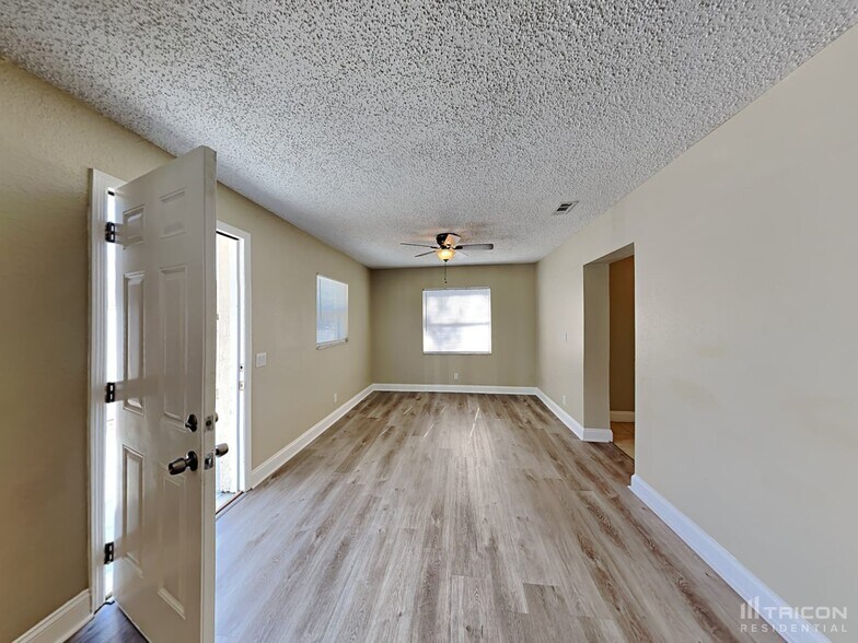 Building Photo - 1721 W Comanche Ave