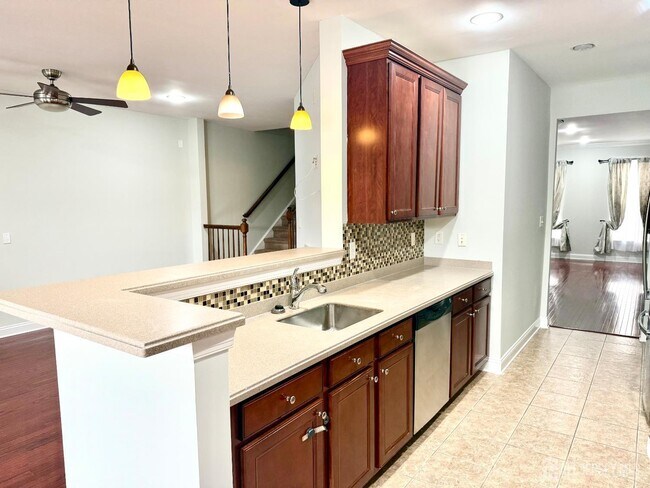 Building Photo - 13 Roosevelt Ave