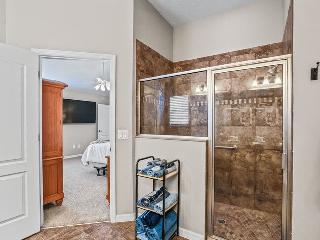 Building Photo - 3 bedroom 2 bath designer home