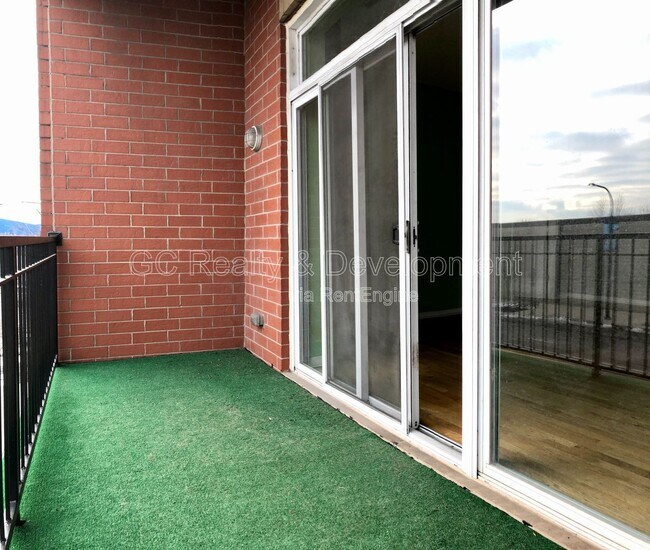 Building Photo - 2520 S Oakley Ave