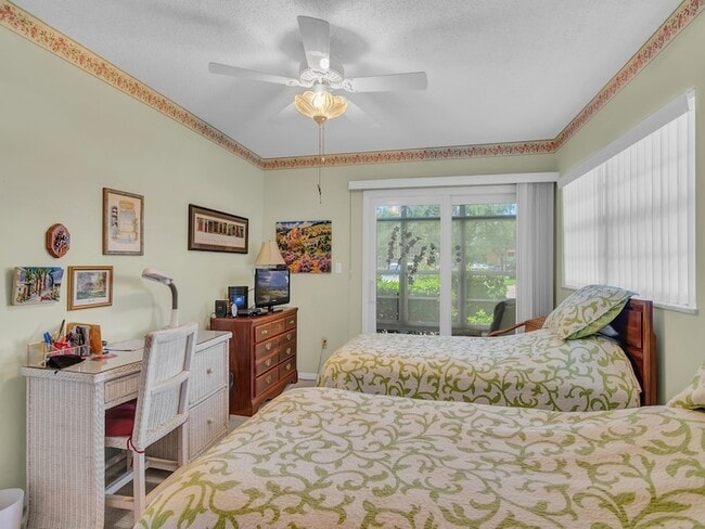 Building Photo - 8 Vista Palm Ln