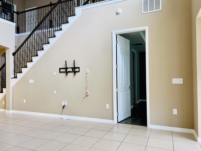 Building Photo - 537 Red Rose Ln