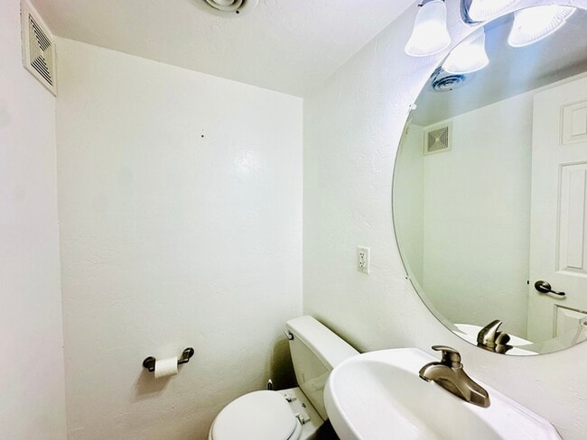 Building Photo - Spacious 2 Bedroom + 2 Bathroom Townhome w...