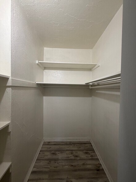 Building Photo - 628 E Elk Ave