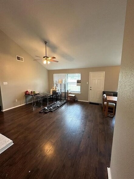 Building Photo - 10921 Pecan Dr