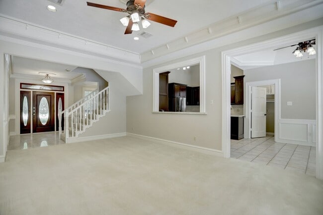 Building Photo - Beautiful 4 Bedroom 3 Bathroom Home Locate...