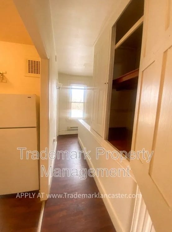 Building Photo - 517 W James St