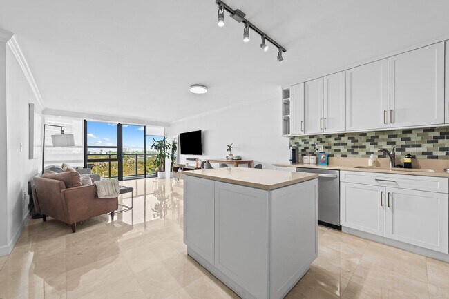 Building Photo - 600 NE 36th St