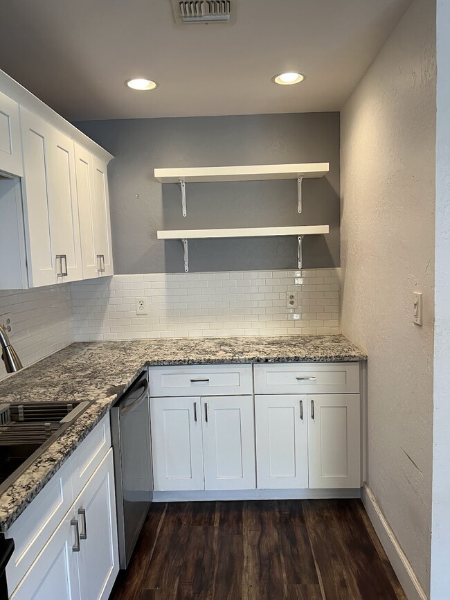Building Photo - 4848 N Woodmere Fairway