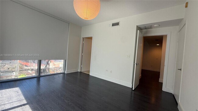 Building Photo - 1060 Brickell Ave