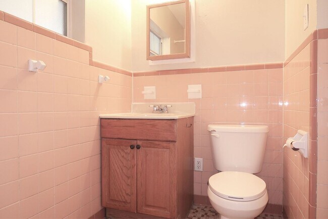 Building Photo - 1/2 OFF 3 Bedroom, 1 Bathroom Home for Ren...