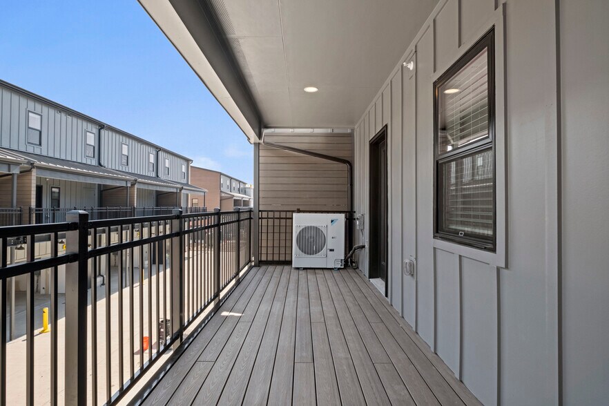 Building Photo - 3009 N Oak Trafficway
