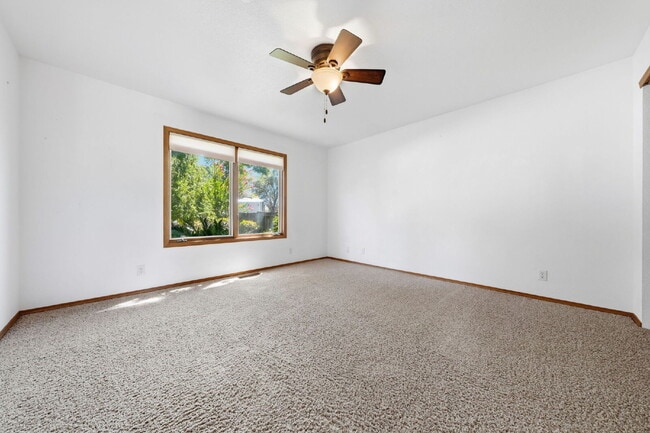 Building Photo - Beautiful Executive Level Rental on Golf Course