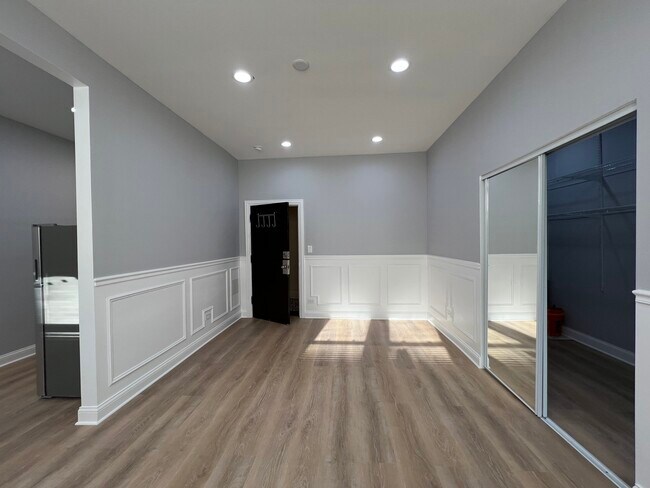 Building Photo - 4427 N Seeley Ave