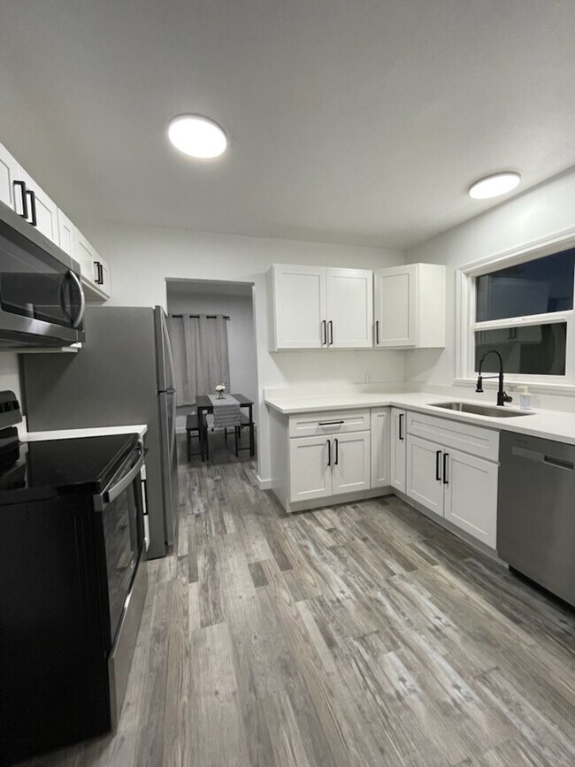 Building Photo - Room for rent near UP #5