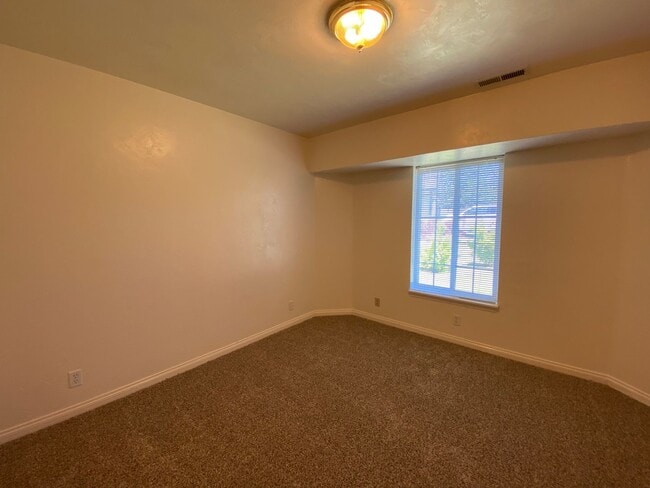 Building Photo - Charming Veneta Home!