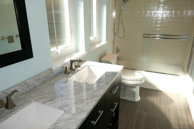 Building Photo - ONE LEVEL TOP-UNIT CONDO IN HEADLANDS WITH STUNNING BAY VIEWS