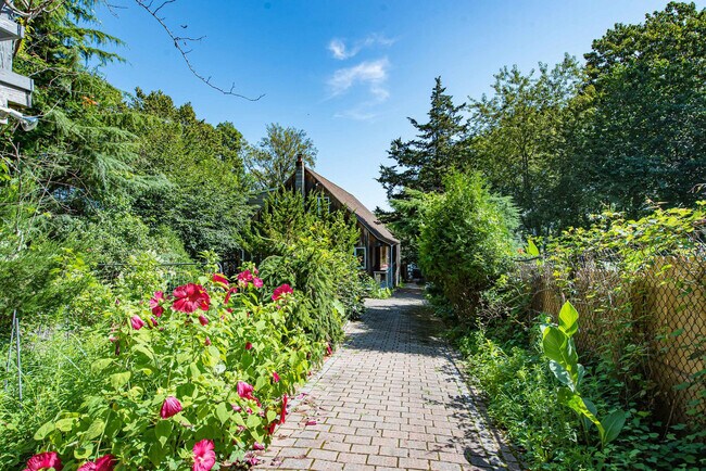 Building Photo - 1835 Naugles Dr