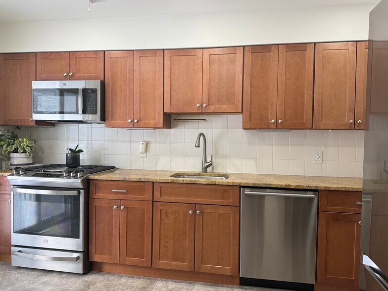 Building Photo - 724 6th St