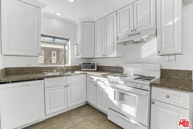 Building Photo - 10226 Regent St