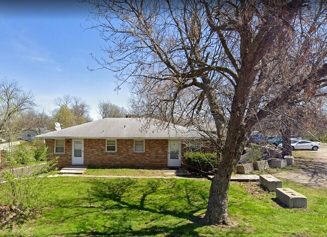 Building Photo - 2800 Fairhaven Dr