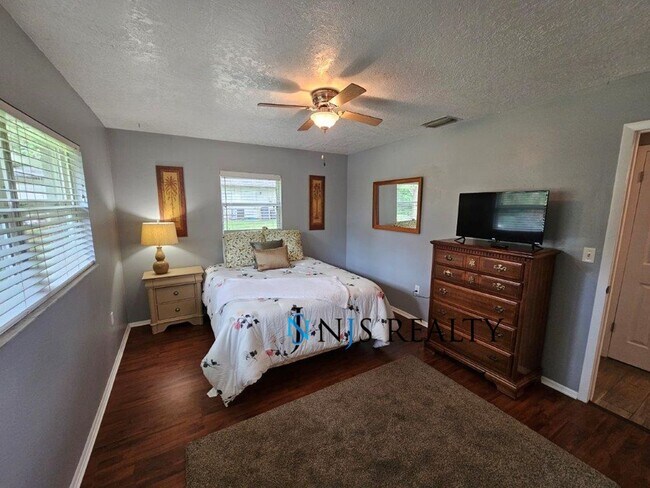 Building Photo - BEAUTIFUL 3/2/2 1400 Sq. Ft. with HUGE yar...