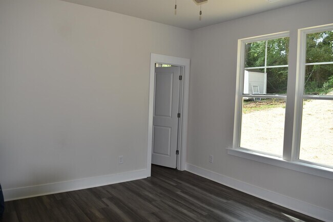 Building Photo - 1009 Justice Ave