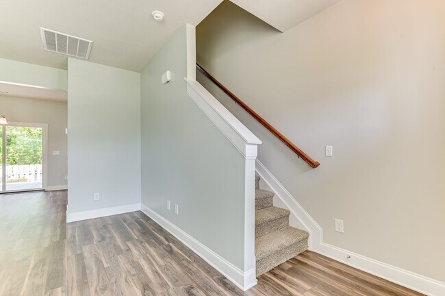 Building Photo - 140 Pebble Ln